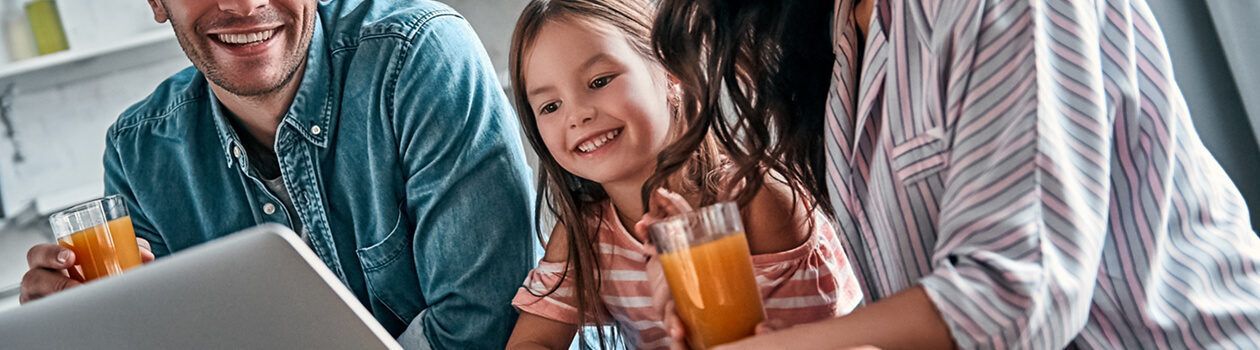 Famille cherchant une épicerie en ligne