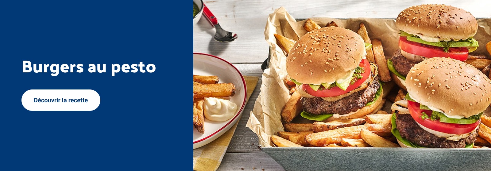Lecture du texte : « Burgers au pesto avec frites et sauce dip, prêt à servir. »