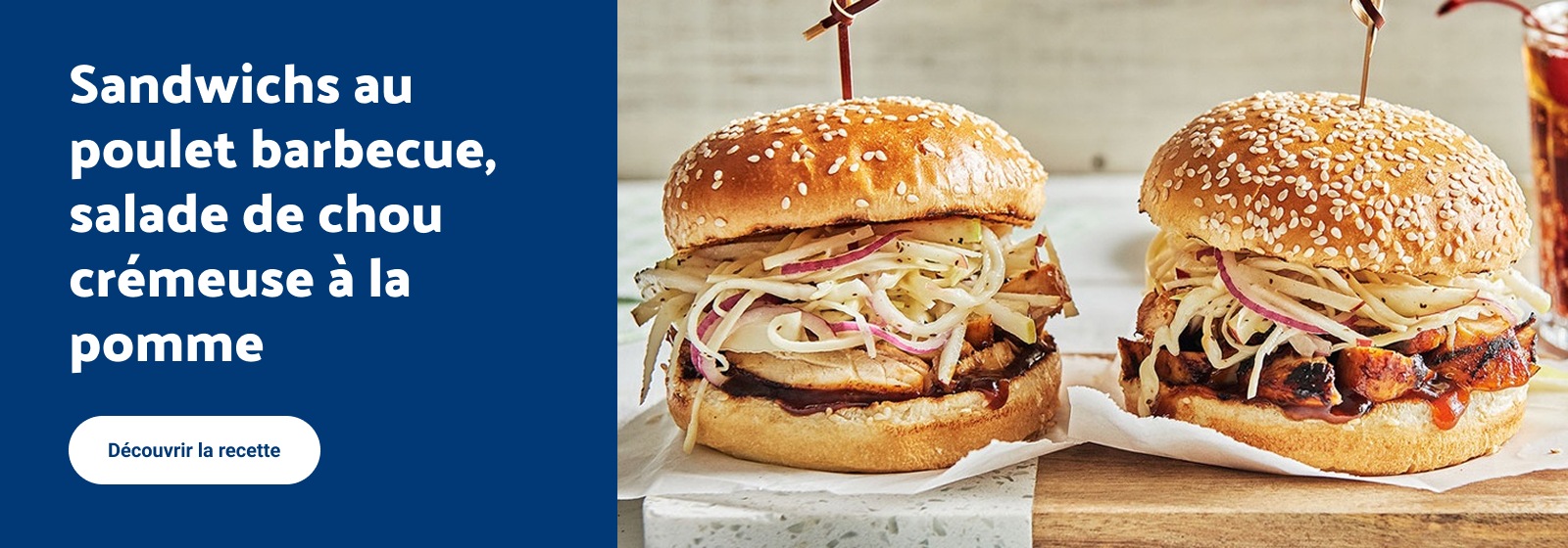 Lecture du texte : « Sandwichs au poulet barbecue, salade de chou crémeuse à la pomme, avec deux sandwichs aux petits pains, poulet grillé et salade de chou, servis sur une surface en bois." »